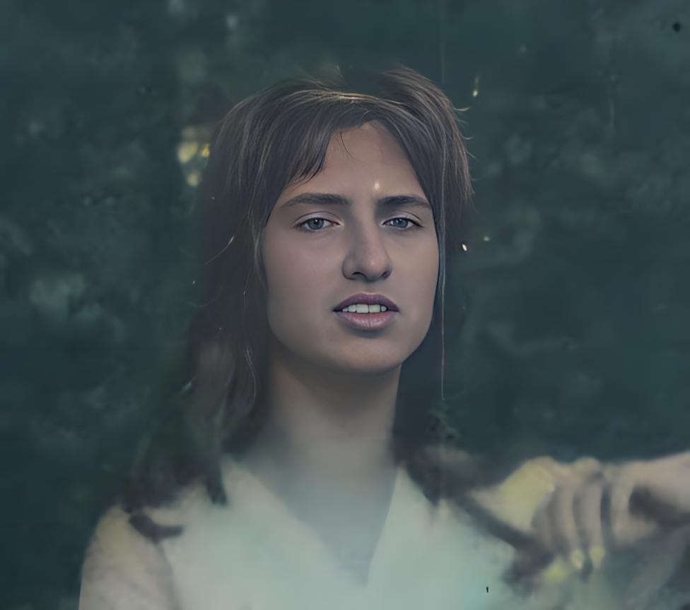 Corry, gefotografeerd als ze 19 is tegen een groene achtergrond in Haarlem 1958. Foto is verscherpt en ingekleurd, Haarlem 1958.