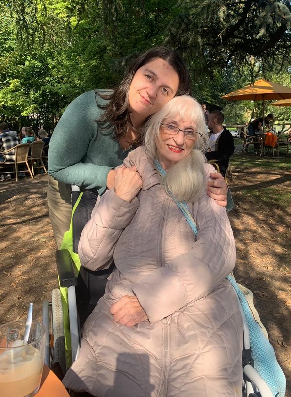 Corry in de rolstoel mrt kleinkind bij Pannenkoekenhuis Rhijnauwen een zonnige 5 oktober 2024.