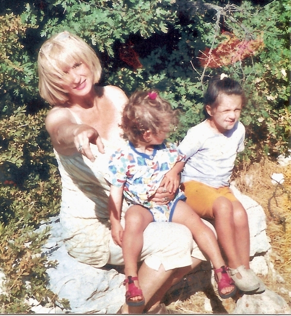 Corry met kleindochters Lyra en Vela in 2001