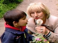 Corry blaast pluisjes met kleinzoon