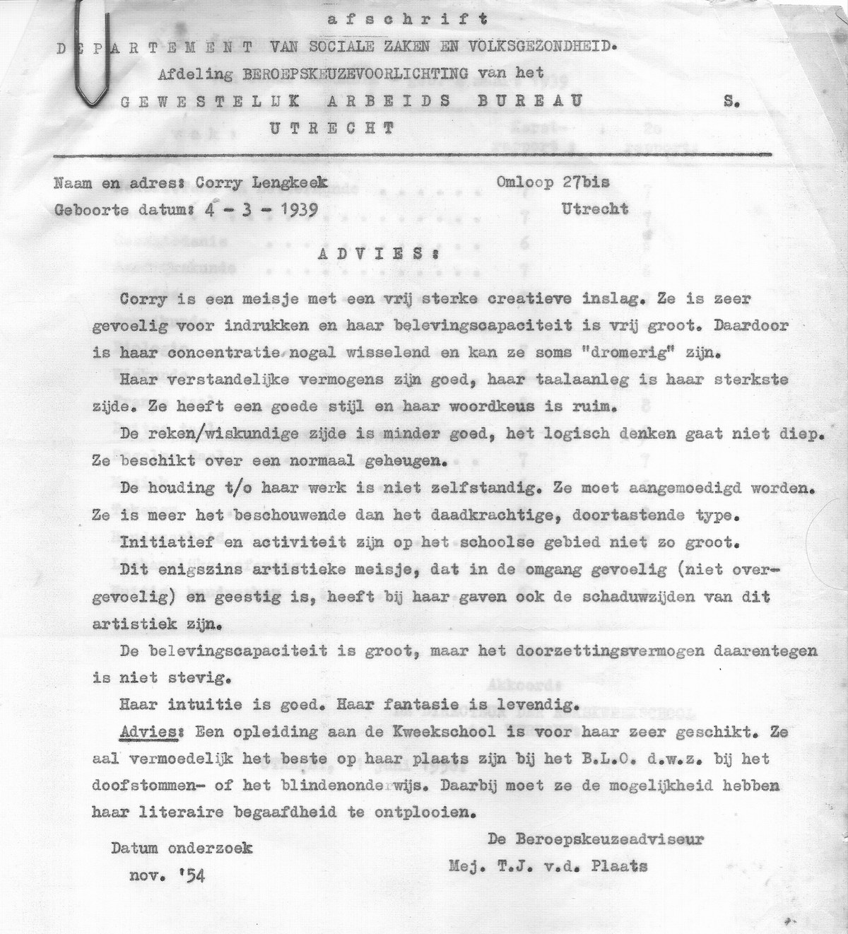 Psychologisch rapport over Corry. Tussen de regels door kun je lezen dat zeen kwetsbare persoonlijkheid had.Ze was toen vijftien.