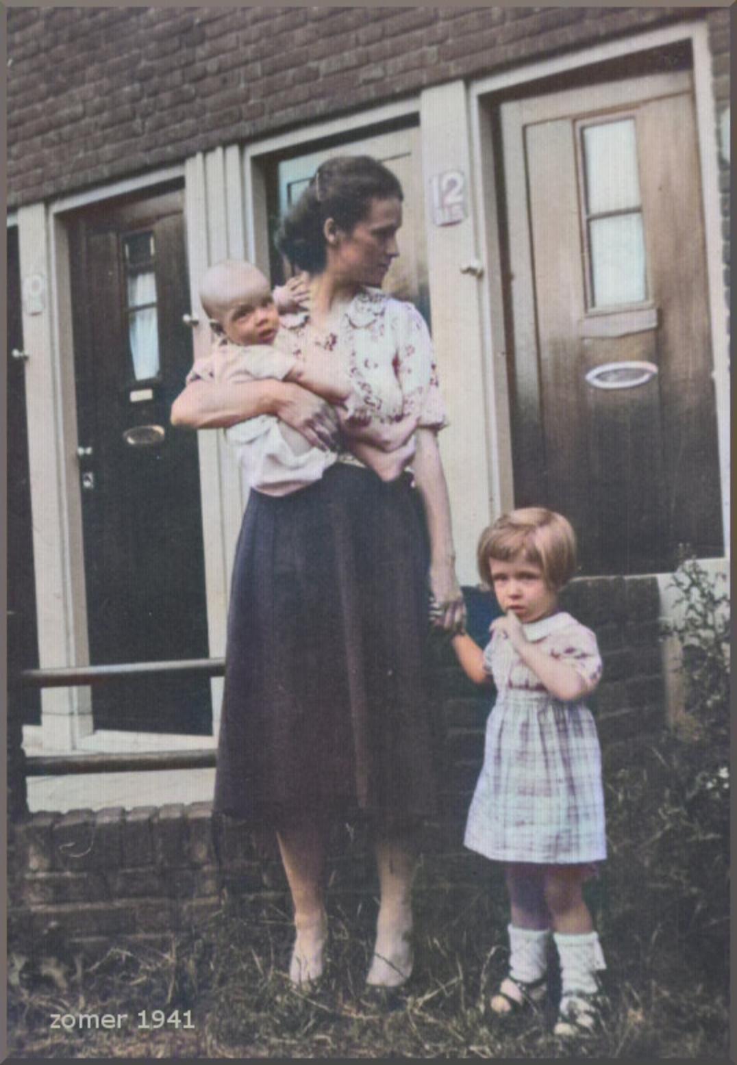 Voor de deur van Bolksbeekstraat 12. Corry aan de hand van mijn oma. Vingertje aan de mond alsof ze het foto-maken een twijfelachtige eer vindt.