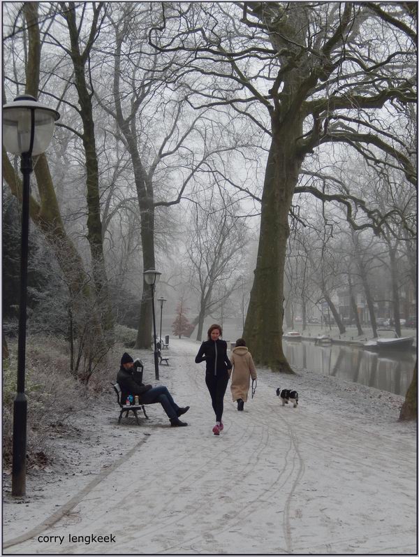 Zwerver en wandelaars in Zocherpark Utrecht op 26 januari 2921